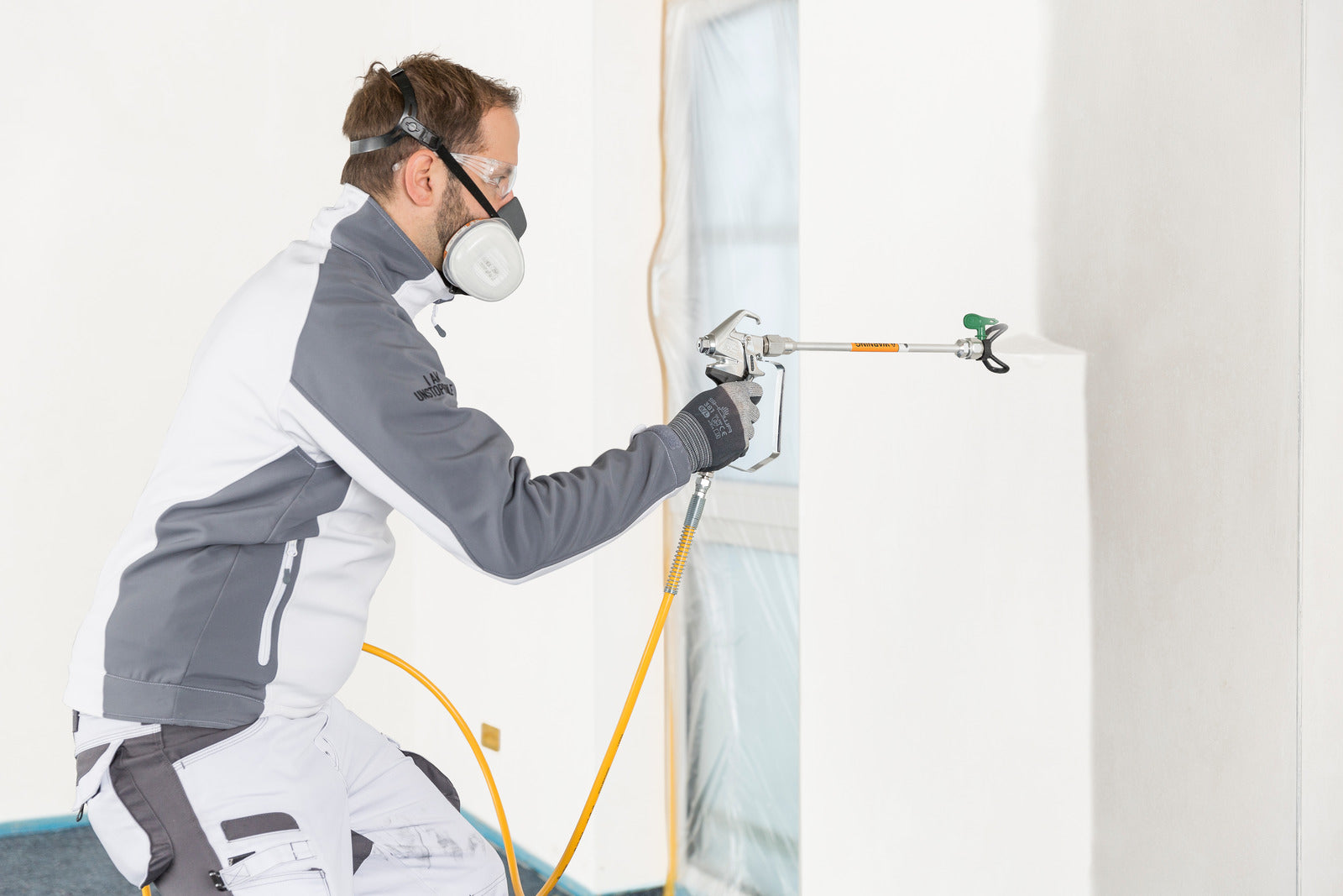 Wagner airless spray painting walls